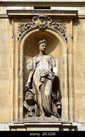 Brüssel, Belgien. Bourse de Bruxelles / Brussles Börse in Place De La Bourse - Statue Detail. Allegorie der Künste von Guillaume de Groot Stockfoto