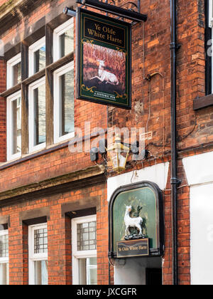 Ye Olde weiße Harte Pub neben Samman Haus auf Bowlalley Gasse in der Altstadt am Rumpf Yorkshire England Stockfoto