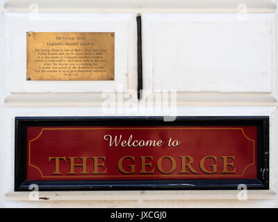 Englands kleinste Fenster im The George Hotel im Land der Grünen Ingwer in der Altstadt am Rumpf Yorkshire England Stockfoto