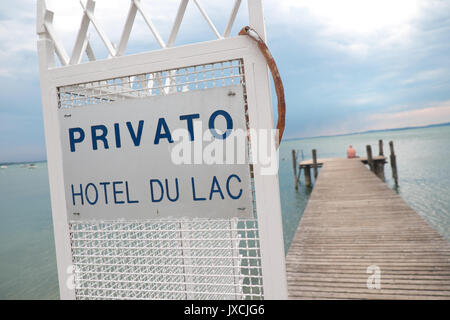 Gardasee, Italien private Hotel pier Steg am Ufer des Gardasees. Stockfoto