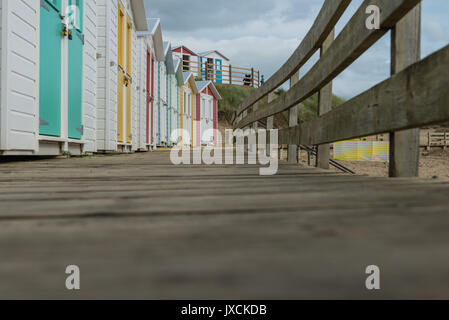 Farbenfrohe, moderne Strand Hütten zu einem traditionellen Stil an der Bude Beach gebaut, Cornwall, England. Vereinigtes Königreich. Stockfoto