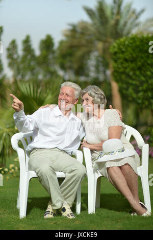 Senior paar Sitzen auf Stühlen Stockfoto