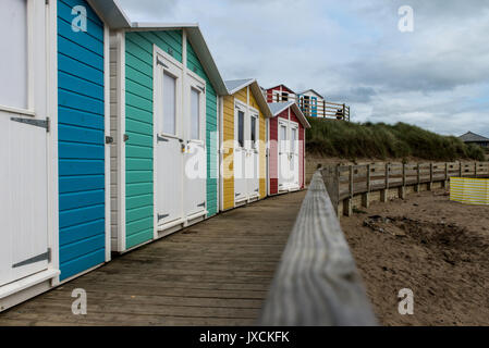 Farbenfrohe, moderne Strand Hütten zu einem traditionellen Stil an der Bude Beach gebaut, Cornwall, England. Vereinigtes Königreich. Stockfoto