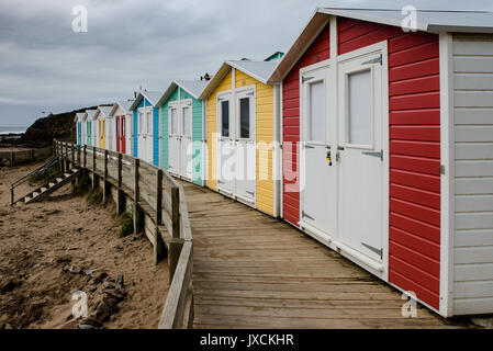 Farbenfrohe, moderne Strand Hütten zu einem traditionellen Stil an der Bude Beach gebaut, Cornwall, England. Vereinigtes Königreich. Stockfoto