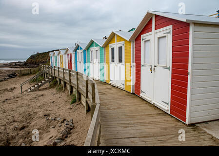 Farbenfrohe, moderne Strand Hütten zu einem traditionellen Stil an der Bude Beach gebaut, Cornwall, England. Vereinigtes Königreich. Stockfoto