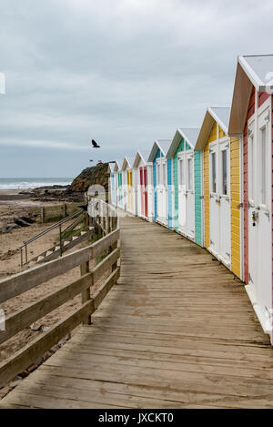 Farbenfrohe, moderne Strand Hütten zu einem traditionellen Stil an der Bude Beach gebaut, Cornwall, England. Vereinigtes Königreich. Stockfoto