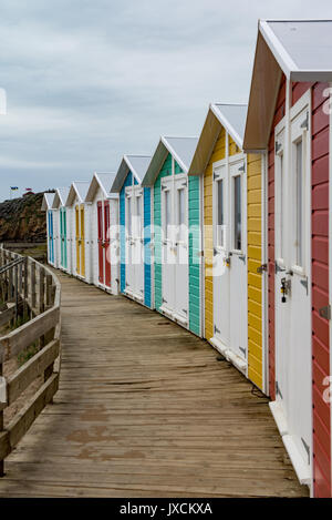 Farbenfrohe, moderne Strand Hütten zu einem traditionellen Stil an der Bude Beach gebaut, Cornwall, England. Vereinigtes Königreich. Stockfoto