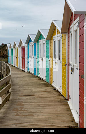 Farbenfrohe, moderne Strand Hütten zu einem traditionellen Stil an der Bude Beach gebaut, Cornwall, England. Vereinigtes Königreich. Stockfoto