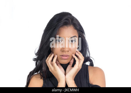 Schöne Mädchen sucht und Denken. Die Spitzen der Finger sanft berühren das Gesicht. Afrodescendant Frau mit schwarzen und neutrale Kleidung. Isolieren Stockfoto