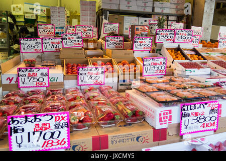 Tsukiji Fischmarkt, Tokyo, Japan - 31. März 2016: Auf dem Tsukiji Fischmarkt, Tokio, Japan Szene, die größte Großhandel von Fisch und Seafood Market in Th Stockfoto