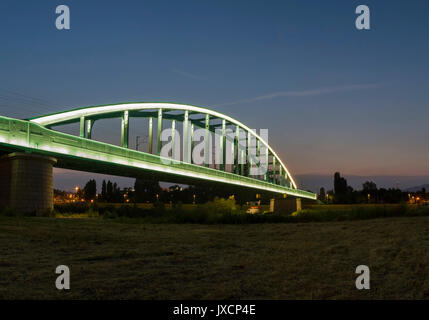 Beleuchtete Bahn Brücke über den Fluss Sava, Zagreb Stockfoto