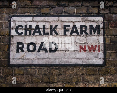 Juni 16, 2014. Chalk Farm Road street Schild an die Wand gemalt in London, England Stockfoto