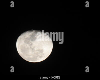 Zoom: Der Mond wird durch das Super-Zoom-Objektiv in faszinierenden Details enthüllt und zeigt Krater und Mondlandschaften in beispielloser Klarheit und kosmischer Schönheit. Stockfoto