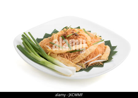 Rühren gebratener Reis Nudeln mit Omelette, Frühlingszwiebel und Bean sprout auf weißer Keramik Platte auf weißem Hintergrund mit Freistellungspfad isoliert und soft Stockfoto