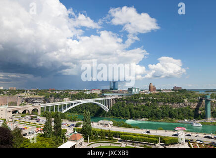 Rainbow Bridge über den Niagara River von Ontario auf der kanadischen Seite des Flusses mit New York State USA auf der anderen Seite Stockfoto