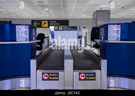 Leer unbenutzt Check in Schalter und Gepäck am Flughafen Teneriffa Süd, Abflugbereich, Kanarische Inseln, Spanien Stockfoto