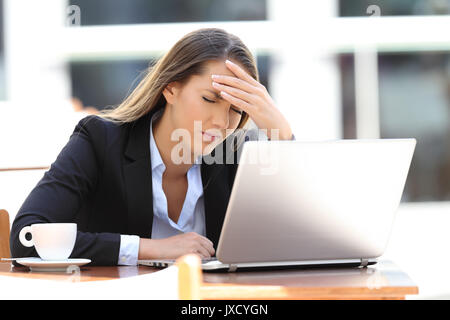 Müde Geschäftsfrau leiden Kopfschmerzen in einem Café sitzen Stockfoto