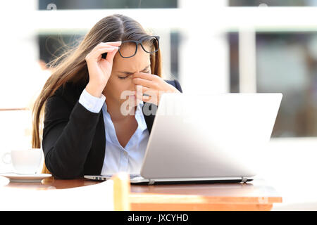 Müde Arbeiter frau mit augen an, die in einem Café sitzen Stockfoto