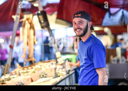 Bergen, Norwegen, 23. Juli 2017: Bergen Fishmarket, lächelnde Fisch Verkäufer auf dem Fischmarkt in Bergen. Stockfoto