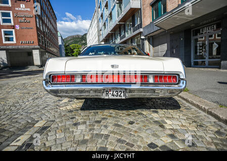 Bergen, Norwegen, 23. Juli 2017: 1969 MERCURY MARQUIS BROUGHAM stehen auf dem Parkplatz. Blick auf die Rückseite. Stockfoto