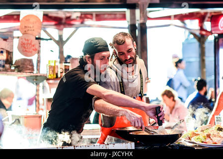 Bergen, Norwegen, 23. Juli 2017: Bergen Fishmarket, Chef kocht auf dem Fischmarkt in Bergen. Stockfoto