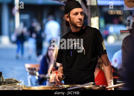 Bergen, Norwegen, 23. Juli 2017: Bergen Fishmarket, Küchenchef auf dem Fischmarkt in Bergen. Stockfoto