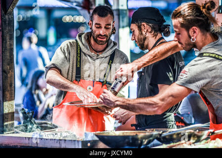 Bergen, Norwegen, 23. Juli 2017: Bergen Fishmarket, Chef kocht auf dem Fischmarkt in Bergen. Stockfoto