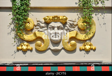 Brüssel, Belgien. Grand Place: Detail der Fassade von De Gulden Boot/La Chaloupe d'Or (Goldene Schiff) Restaurant Stockfoto