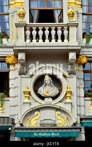 Brüssel, Belgien. Grand Place: De Gulden Boot/La Chaloupe d'Or (Goldene Schiff) Restaurant Fassade Stockfoto