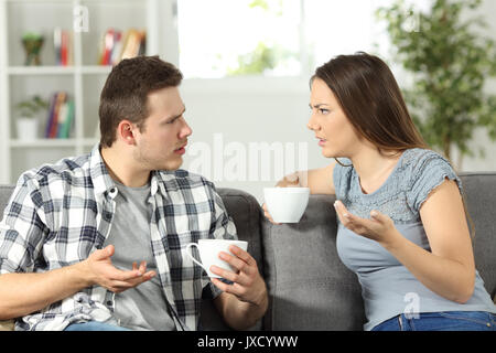 Wütend Paar argumentieren sitzen auf einer Couch zu Hause Stockfoto