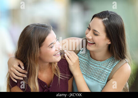 Porträt von zwei glücklich, Freunde treffen und Spaß auf der Straße Stockfoto