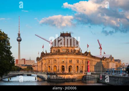 Am späten Nachmittag Sonne auf Bode Museum auf der Museumsinsel in Berlin glänzend, Deutschland Stockfoto
