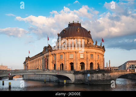 Am späten Nachmittag Sonne auf Bode Museum auf der Museumsinsel in Berlin glänzend, Deutschland Stockfoto