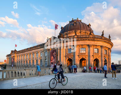 Am späten Nachmittag Sonne auf Bode Museum mit öffentlichen entspannend auf der Museumsinsel in Berlin, Deutschland Stockfoto