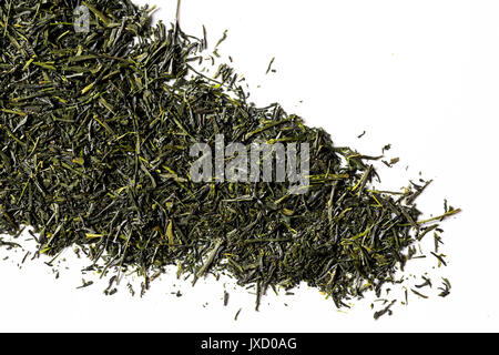 Grüner Sencha Tee auf weißem Hintergrund, Ansicht von oben, flach, Hintergründe Stockfoto