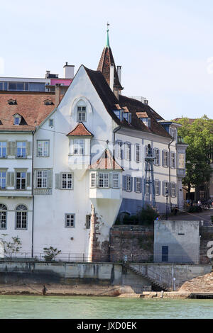 Historische Häuser am Rhein in Basel, Basel-Stadt, Schweiz. Stockfoto