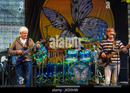 Greifenstein, Deutschland. August 13, 2017. John Lees' Barclay James Harvest (Jlbjh), seit 1998 eine Ableitung des Englischen progressive rock Band Barclay James Harvest (1967-1998) bietet jetzt BJH-Gründer, Sänger und Gitarrist John Lees, Bassist Craig Fletcher, Schlagzeuger und Keyboarder Kevin Whitehead Jez Smith. Hier bei Open-air-Konzert auf Burg Greifenstein aka Greifenstein, Hessen, Deutschland. Credit: Christian Lademann Stockfoto