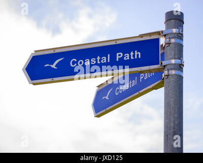 Küstenweg Zeichen zeigen Besucher rund um die Nadeln Beauty Spot auf der Insel Wight, South East England. Stockfoto