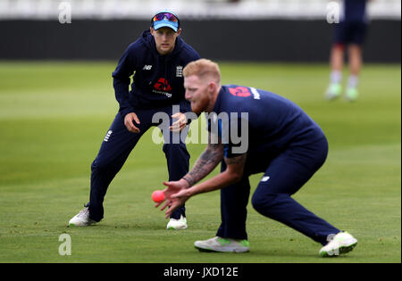 England Kapitän Joe Root (links) Uhren Englands Ben schürt eine Verriegelung während der Netze Sitzung in Edgbaston, Birmingham. Stockfoto