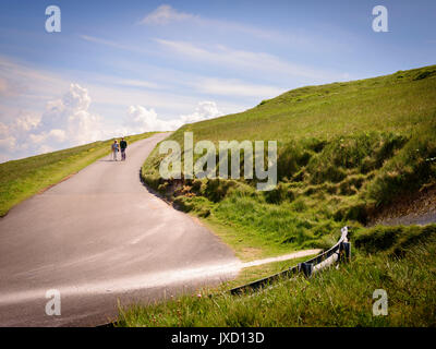 Wanderer auf einem Wanderweg in der Nähe der Nadeln auf der Wight. Stockfoto