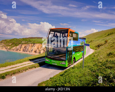 Die Nadeln Breezer bus Ansätze die Nadeln auf der Insel Wight. Stockfoto