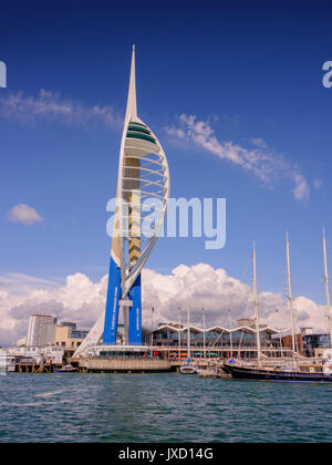 Die Emirate Spinnaker Tower in Portsmouth gesehen vom Hafen entfernt. Stockfoto