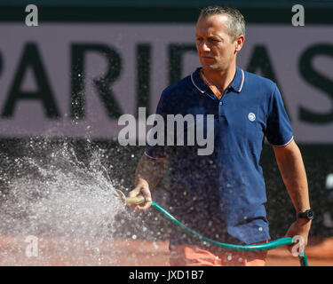 French Open 2017, Boden keeper Bewässerung der Gerichtshof Stockfoto