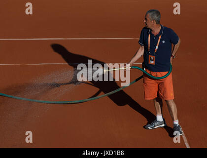 French Open 2017, Boden keeper Bewässerung der Gerichtshof Stockfoto