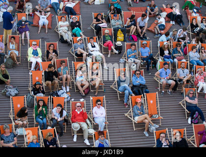 French Open 2017, die Zuschauer sitzen in Liegestühlen. Stockfoto