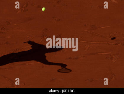 French Open 2017, Tennisspieler Schatten in einm Sandplatz, von Ihr Browser kann leider keine eingebetteten Frames anzeigen, Symbolfoto Tennis - French Open 2017 - Grand Slam/ATP/WTA-/ITF-R Stockfoto