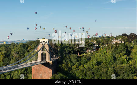 Luftballons aufsteigen im Bristol International Balloon Fiesta Stockfoto