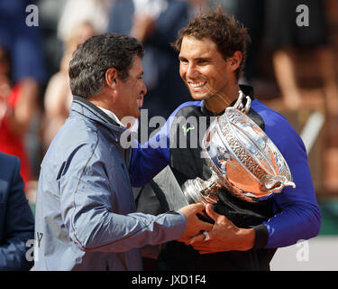 Toni Nadal Hände die Siegertrophäe zu RAFAEL NADAL (ESP), Stockfoto