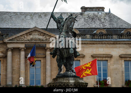 Falaise, Calvados, Normady, Frankreich. Geburtsort von Wilhelm dem Eroberer hier in Statue Form gesehen. August 2017 Statue von Wilhelm dem Eroberer im Fala Stockfoto