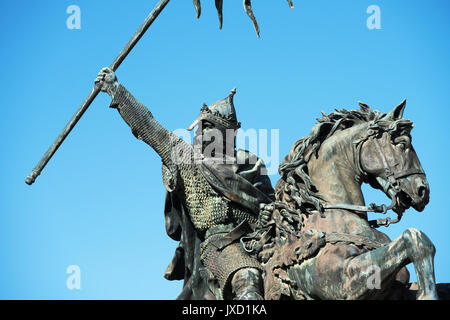 Falaise, Calvados, Normady, Frankreich. Geburtsort von Wilhelm dem Eroberer hier in Statue Form gesehen. August 2017 Statue von Wilhelm dem Eroberer im Fala Stockfoto